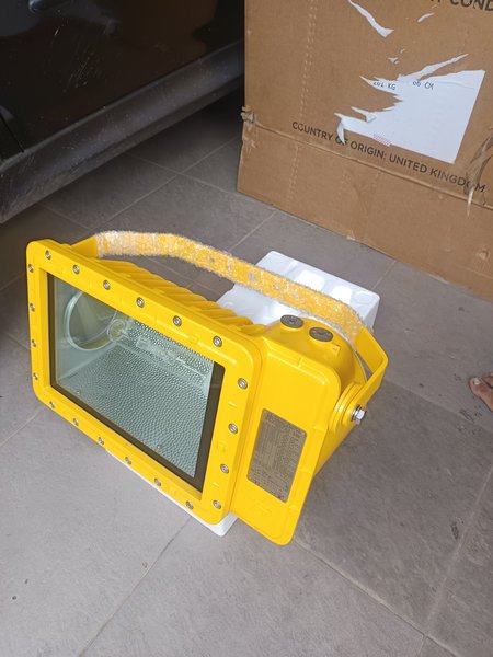 EXPLOSION PROOF FLOODLIGHT BAT85-HIE400G (Inc Tube Lamp)